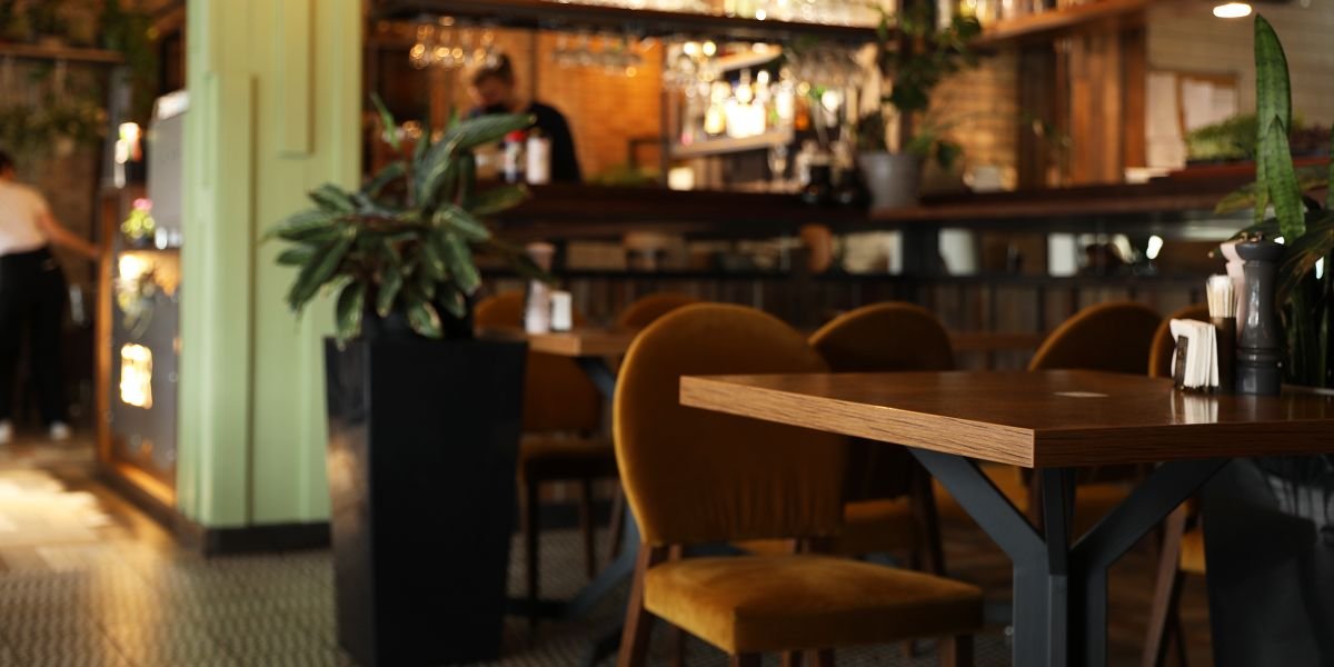 Entitled Mom Demanded We Stop Using Sign Language – Then Got Publicly Served by Waiter