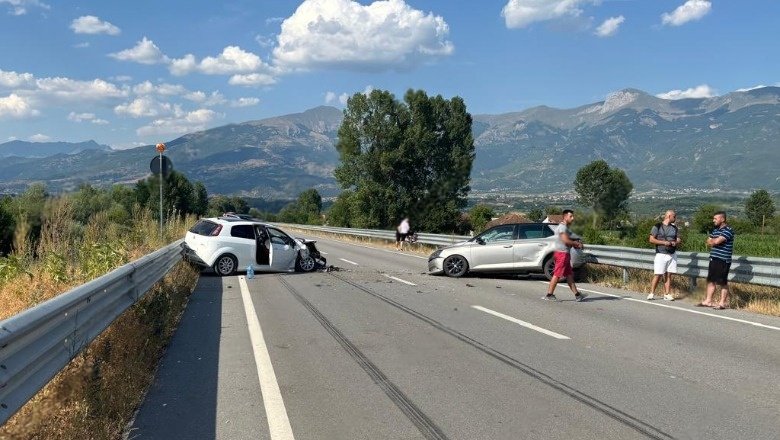 Aksident i rëndë në rrugën e Arbrit, dy mjete përplasen ‘kokë më kokë’ me njëra-tjetrën (Detajet)