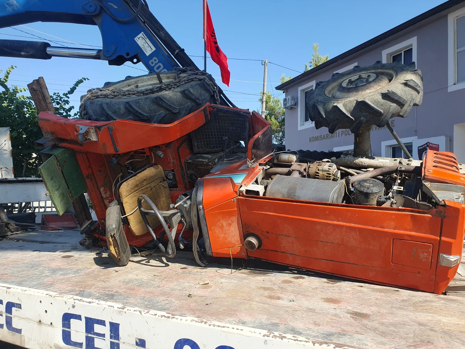 Aksident me vdekje/ Përmbyset zetori, shoferi mbetet i bllokuar nën të (EMRI)