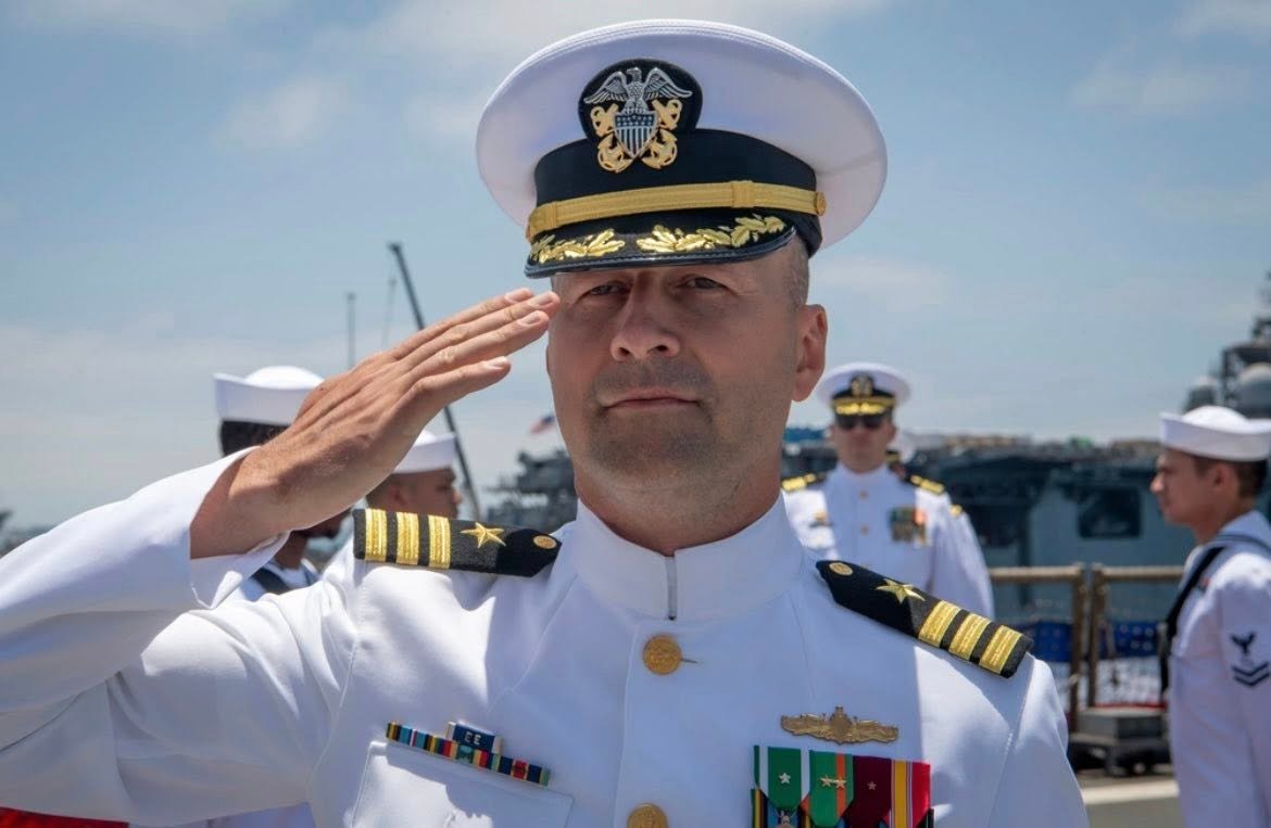 Ambasada e Shteteve të Bashkuara përgëzon shqiptarin Alban Dervishin për marrjen e detyrës si Komandant i USS Pearl Harbor!