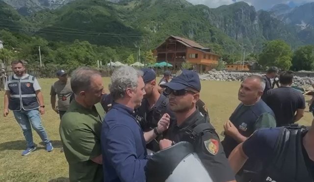 Ashpërsohet përplasja mes banorëve të Thethit me forcat e policisë. Ndërhyjnë edhe përfaqësuesit e PD!