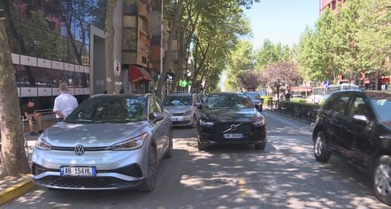 Burg kush bën parkim dysh/ Eksperti zbulon nenin që çon qytetarët në qeli:Nëse s’respektoni rregullat, pritet të ketë …