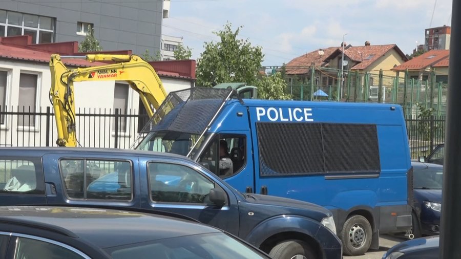 Çfarë po ndodh? Katër zyrtarë në pranga, kontrolle në Arkivin Shtetëror dhe Kadastrën