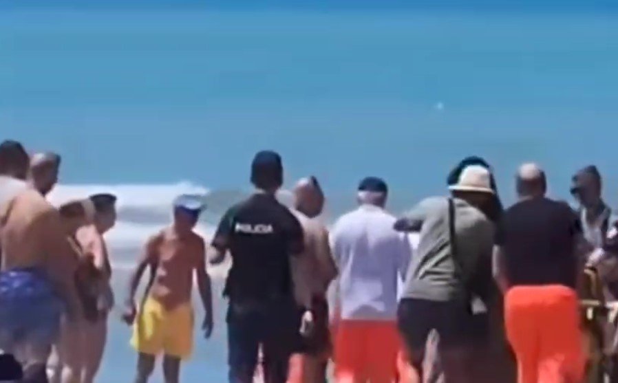 Drama në plazhin e Vlorës: Ndërron jetë turistja ukrainase, vajza e saj në intubim