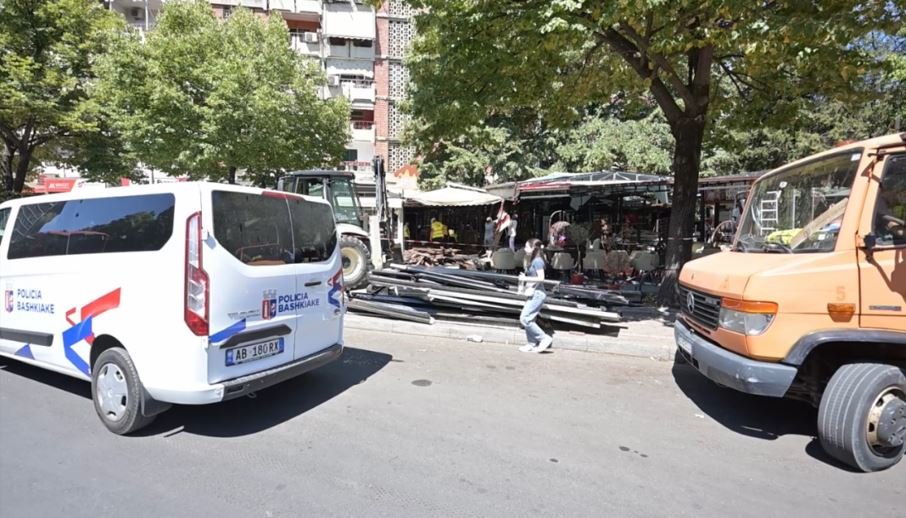 Fadromat zbarkojnë në qendër të Tiranës/ Nis aksioni për lirimin e hapësirave publike