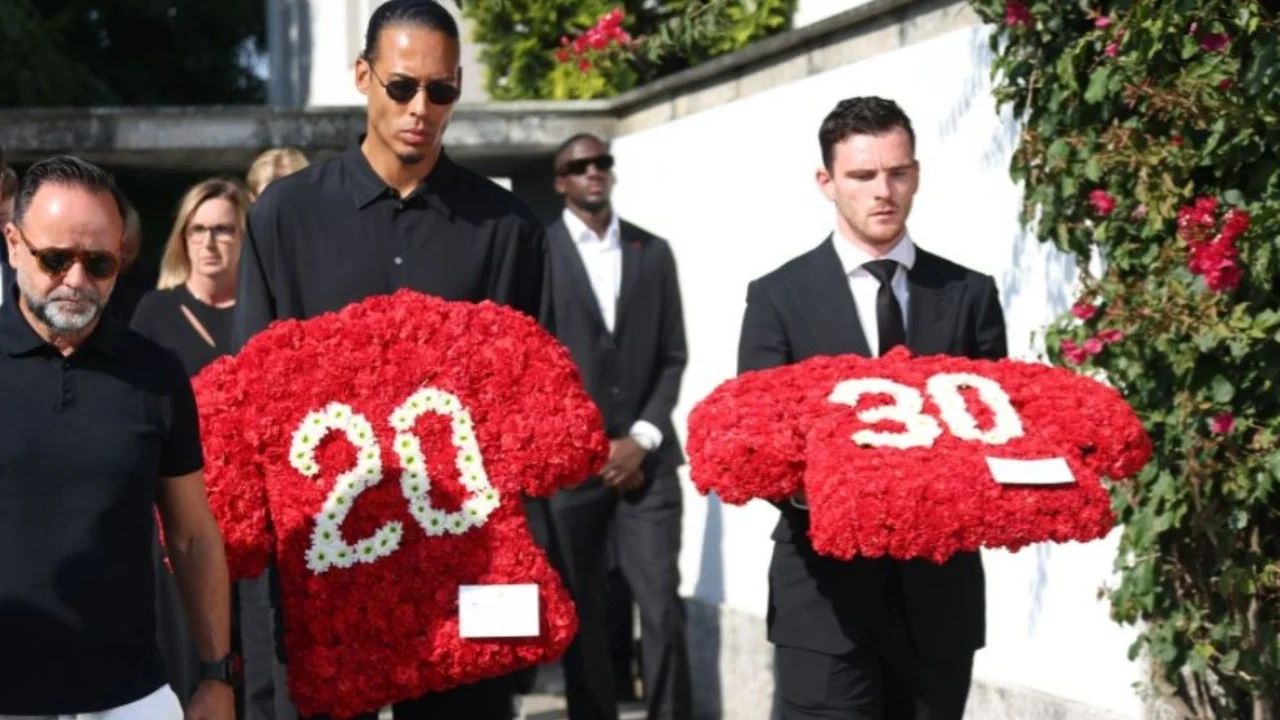 Foto/ Bota e futbollit i jep lamtumirën e fundit Diogo Jotës dhe vëllait të tij, figura të rëndësishme të sportit i bashkohen ceremonisë mortore