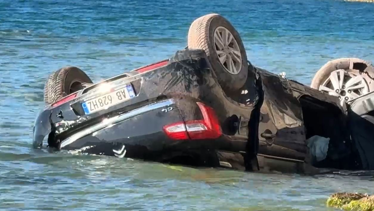 Identifikohet i riu që humbi jetën pasi makina doli nga rruga e ra në liqen në Pogradec