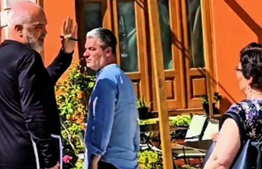 “Ik tani, mos më hajde nga mbrapa”/ Rama i bërtet qytetares në mes të qytetit të Vlorës (Video)