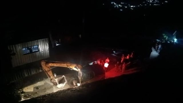 LAJMI I FUNDIT/ Tensione në Theth, familja futet brenda banesës që pritet të shembet