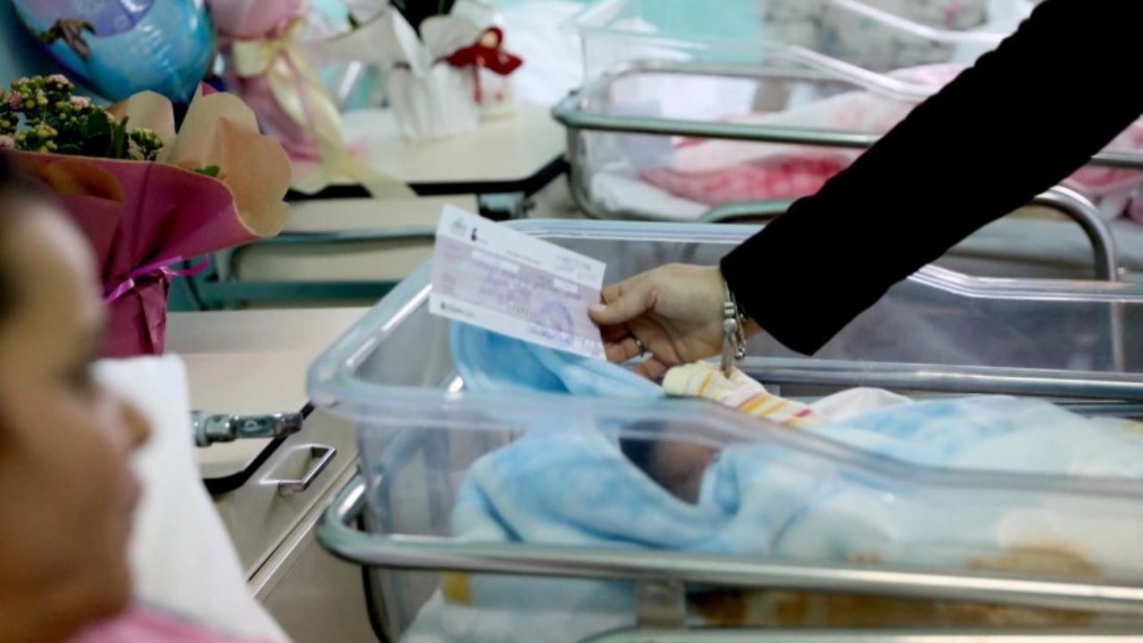 Nga 2026-ta s’ka me çek për bebet! Qeveria me skemë të re: Pagesë nga 5-10 mijë lekë çdo muaj deri në moshën…