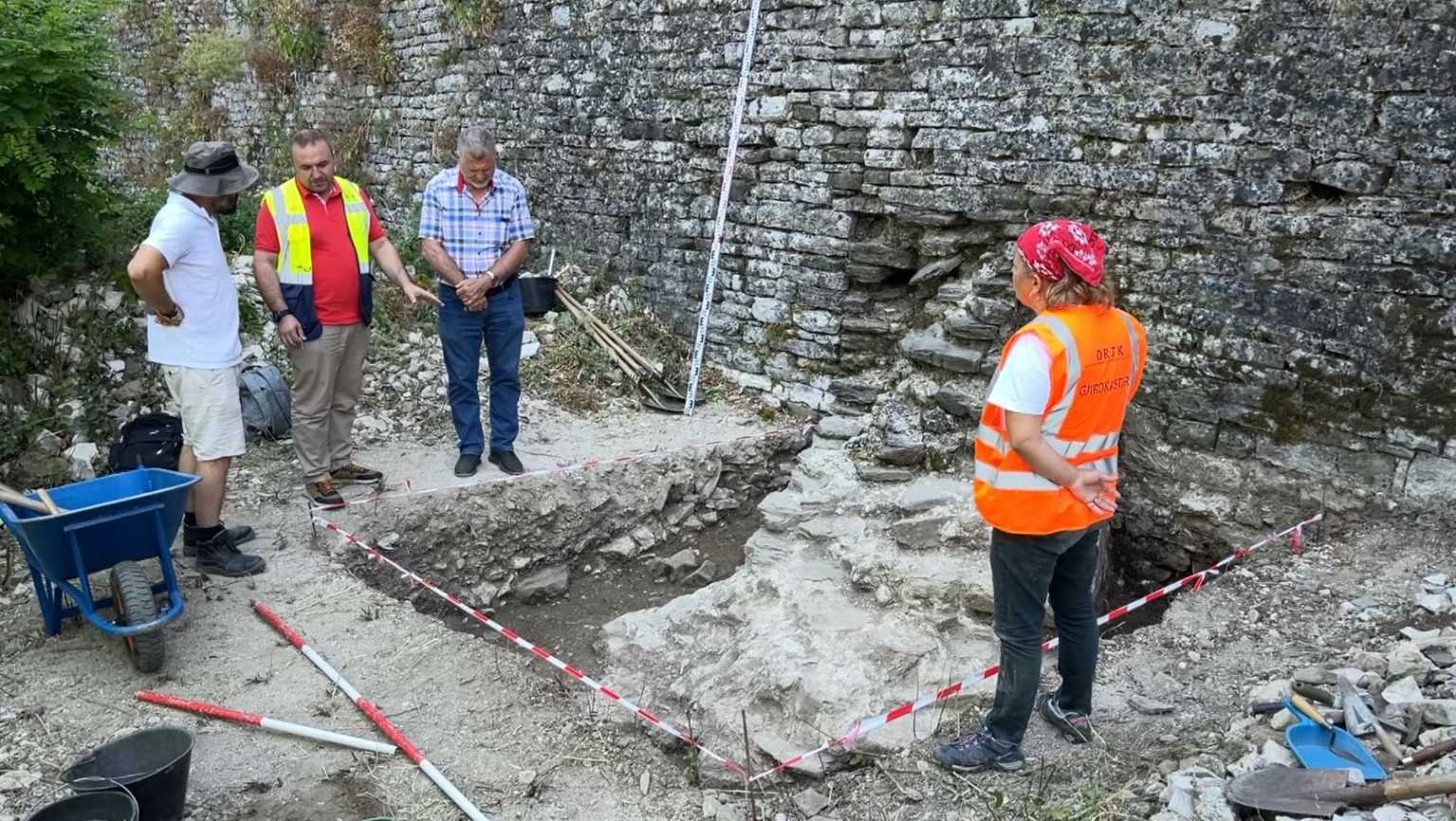 “Një skelet njeriu dhe një kafshe në murin e kalasë”, zbulim i rrallë në Gjirokastër