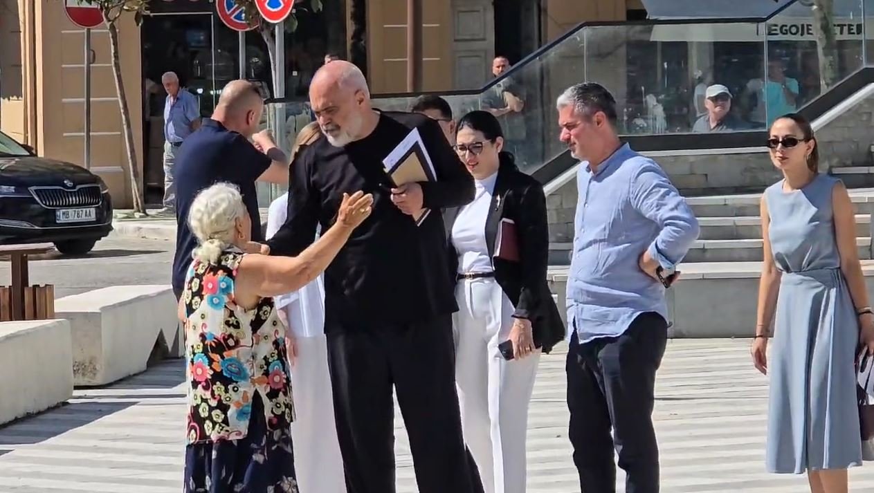 “O Edi”,- E moshuara përplaset me truprojat e Ramës, kryeministri: Ç’a ke që bërtet