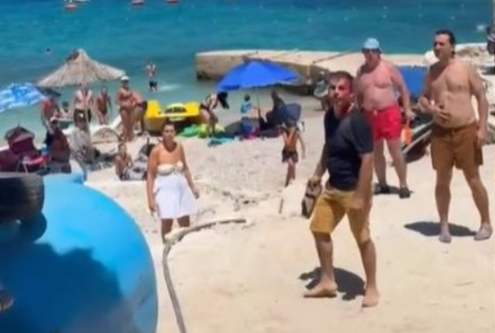 “O plehrë çfarë ke bërë”, sherr i dhunshëm mes dy personave në Ksamil. Njëri i gjakosur në … (Video)