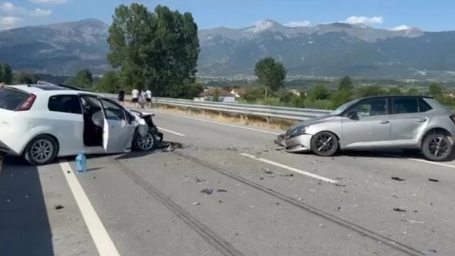 Përplasen dy makina në Bulqizë, 4 të plagosur, tre prej tyre në gjendje të rëndë