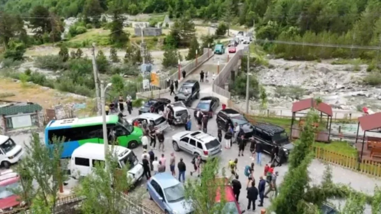 “Po flija kur erdhën duke bërtitur dilni jashtë”/ Turisti shqiptaro-britanik: Sendet e mia janë ende nën rrënoja