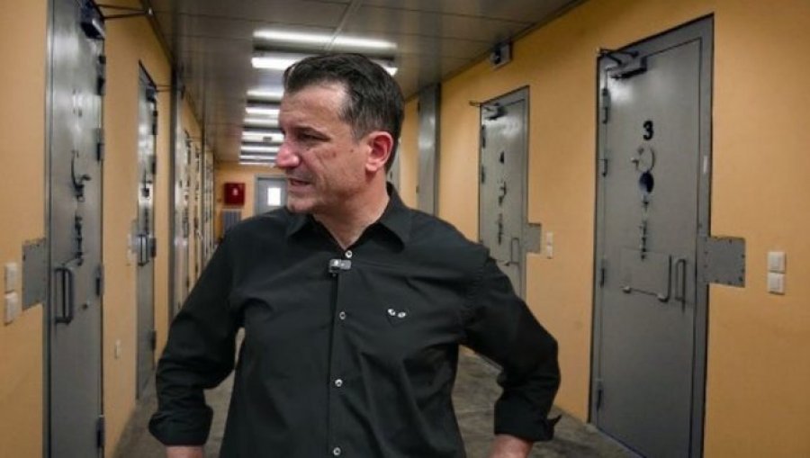 “Pushteti i zi nisi me varrosjen pa gjyq të një 17-vjeçari”, gazetari ‘shpërthen’ ndaj Veliajt: Pagoi 20 milionë euro…