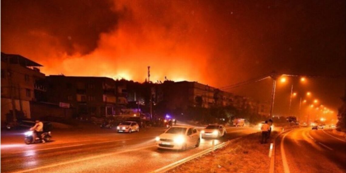 Tragjike/ Zjarri del jashtë kontrolli, 11 roje pylli humbin jetën duke luftuar me flakët
