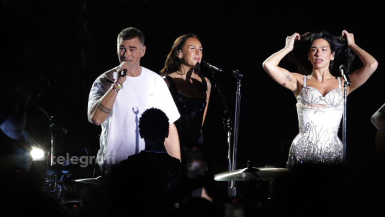 Momenti i veçantë kur Dua Lipa këndon në shqip këngën “Era” shoqëruar nga babai i saj Dukagjin Lipa në skenën e festivalit ‘Sunny Hill’