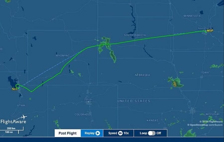 Tmerr në ajër/ Avioni me gati 300 persona pësoi një rënie të papritur, raportohet për disa tëplagosur