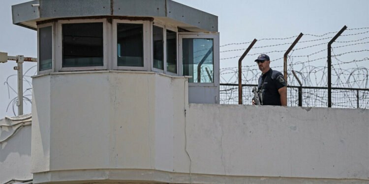 Alarm i brendshëm në burg/ Armë dhe plumba pranë qelisë së liderit të organizatës kriminale