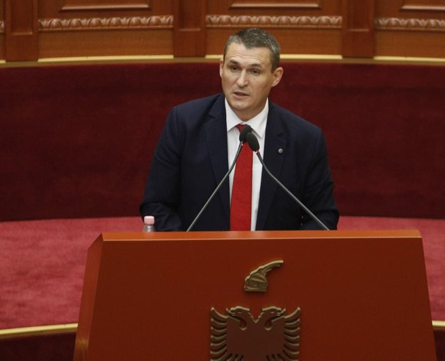 “Po na la Zoti jetë, do vijoj të jem prokuror”/ Dumani ‘plas BOMBËN’ në Kuvend: Kemi hetuar 71 persona për…