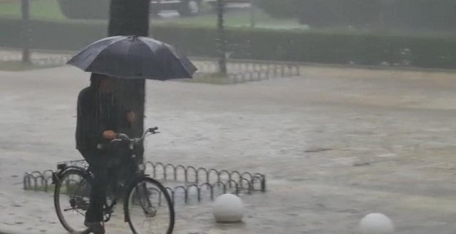 Parashikimi për reshje intensive, jepet PARALAJMËRIMI i fortë/ Ministria e Mbrojtjes kërkon të merren masat