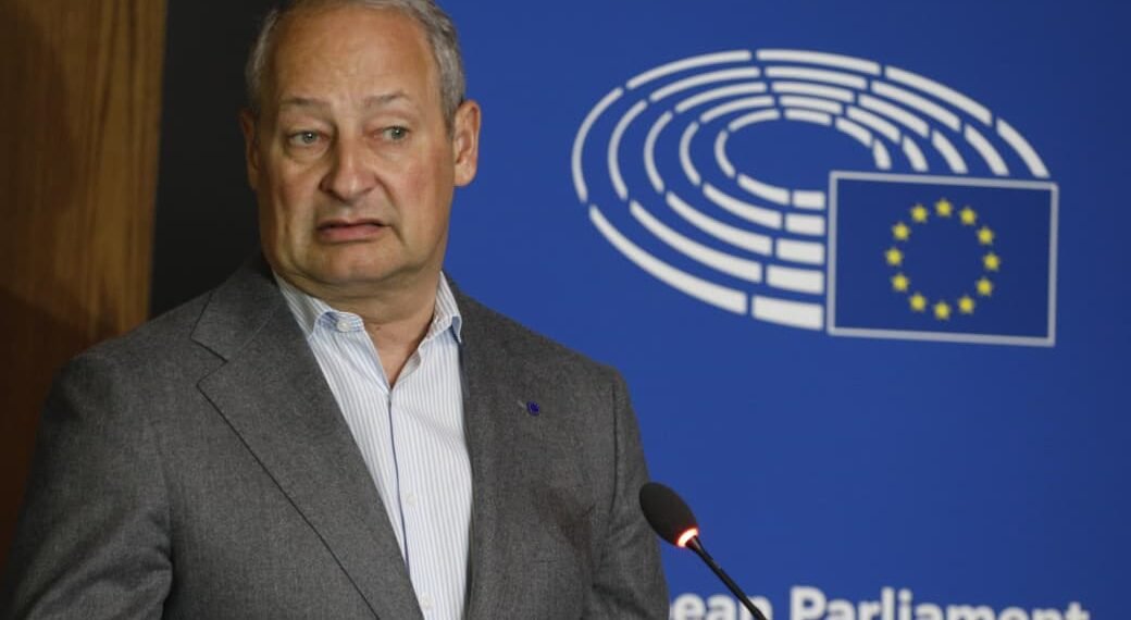 Denoncimet e Berishës për skandalin tek AKSHI, ja si e komenton Raportuesi i PE