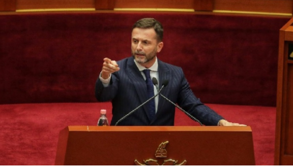 Erion Braçe: Në orën 3 të natës parlamenti votoi një marrëzi: Arrestohesh nëse …