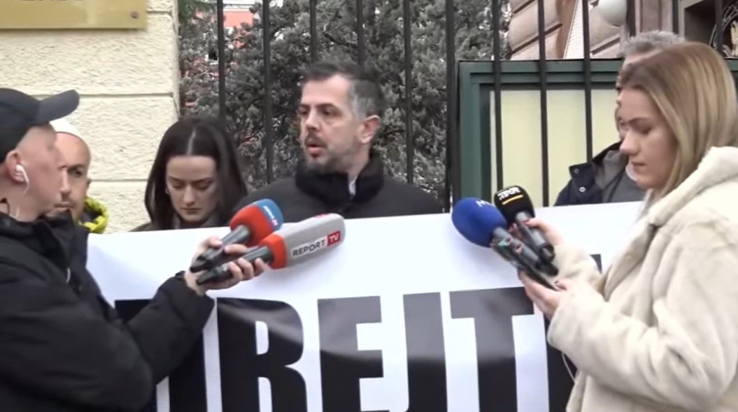 SPAK kërkon arrestimin e Ballukut, protestuesit para Kryesisë së Kuvendit: S’mund të mbrohen hajdutët! Zv. kryeministrja të përballet me drejtësinë