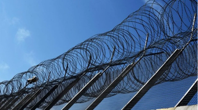 Plagoset me thikë shqiptari në burgun grek, sapo ishte transferuar nga burgu i Koridhalos