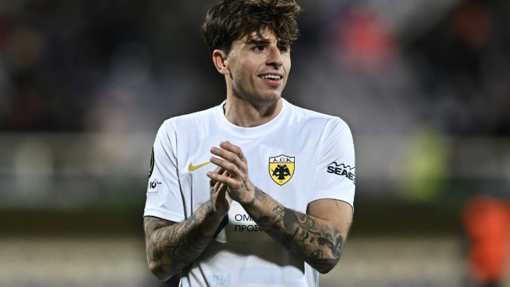 E çuditshme në Greqi, futbollisti Llazar Rota luan me AEK-un e Athinës, por tifozët e fyejnë sepse është shqiptar (Video)